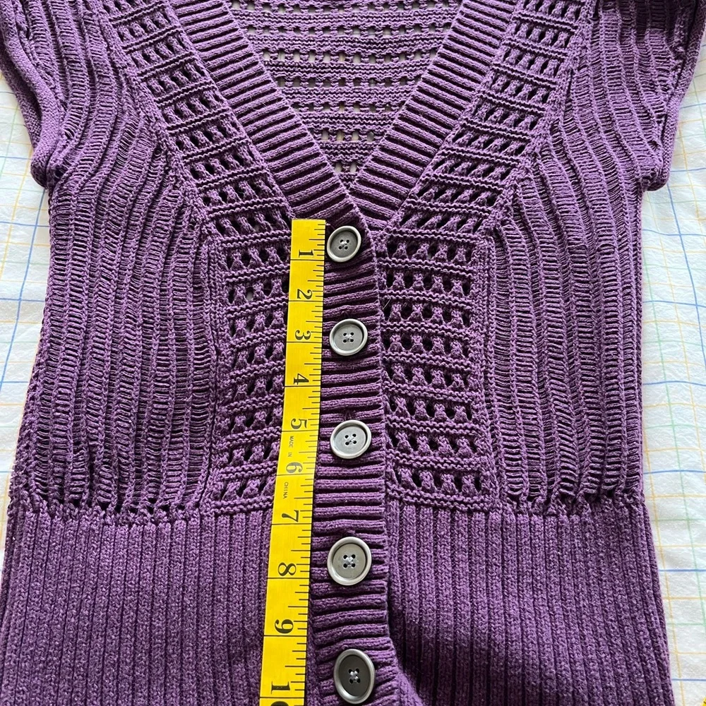Mudd Knit/Crotchet Short 1/4” Sleeve V-neck Top - Picture 5 of 9